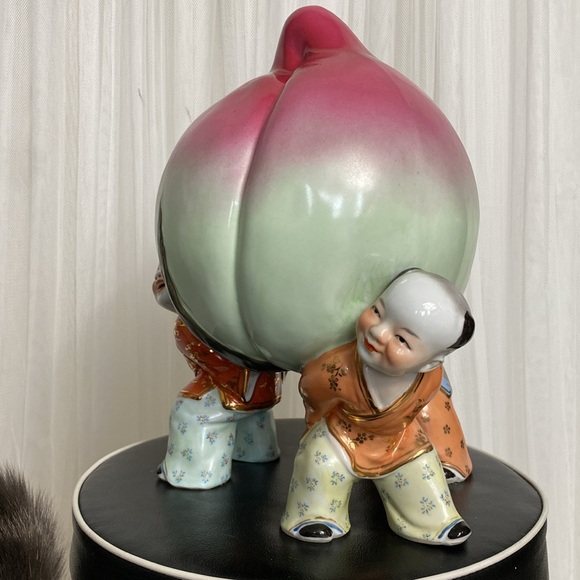 Vintage porcelain Chinese peach supported by 3 boys/men 11” tall - Picture 6 of 17
